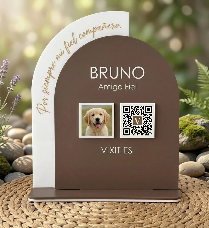 Ejemplo de placa conmemorativa de metacrilato para una mascota, con foto, nombre y código QR
