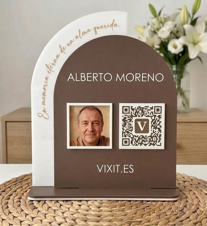 Ejemplo de placa conmemorativa de metacrilato para una persona, con foto, nombre y código QR